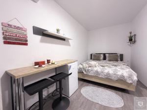 Un pat sau paturi într-o cameră la RentHouse Apartments-Old Town Studio #1