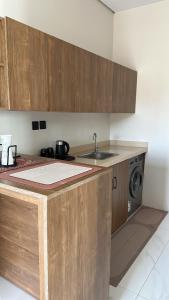 a kitchen with a sink and a counter top at اجنحة افلي in Mogayra