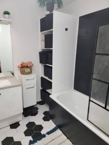 サン・トゥアンにあるChambre cosy près de Paris dans un appartement partagéのシャワーとバスタブ付きのバスルーム