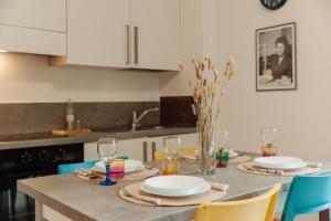 シエナにあるCasa R&R !Relax a 10' da Piazza del Campo! Parking Freeのキッチン(テーブル、グラスワイン付)