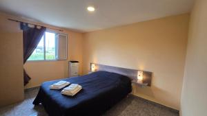 a bedroom with a bed with two towels on it at Cabañas El Amanecer in El Calafate