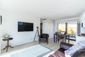 un salon avec un canapé et une table dans l'établissement Nautilus self-catering cottage, à Maraetai