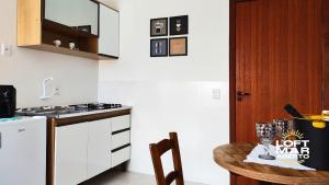 Dapur atau dapur kecil di Loft na praia com Banheira