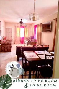 Un televizor și/sau centru de divertisment la Charming Villa in Ocho Rios