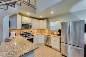 Dapur atau dapur kecil di Jacks Cottage Backyard Oasis in New Braunfels!