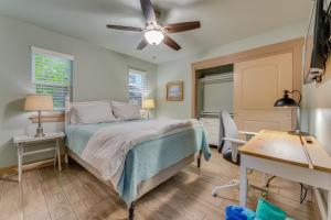 Katil atau katil-katil dalam bilik di Jacks Cottage Backyard Oasis in New Braunfels! +23 gambar