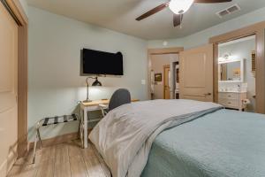 Gallery image of Jacks Cottage Backyard Oasis in New Braunfels! in New Braunfels +23 photos