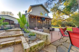 Taman di luar Jacks Cottage Backyard Oasis in New Braunfels!