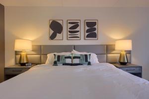 Voodi või voodid majutusasutuse Lititz Pointe Inn and Suites toas