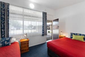 Una cama o camas en una habitación de Royal Motel Tenterfield