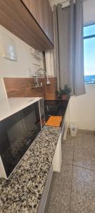 Η κουζίνα ή μικρή κουζίνα στο kitnet 03 aconchegante em João Monlevade