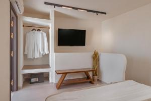 TV a/nebo společenská místnost v ubytování Noema Lindos - Agapitos Apartment