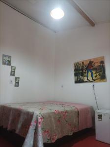 a room with a table and a painting on the wall at Siete aconchego in Porto Seguro +1 photo
