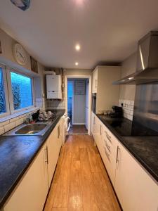 Kuchyň nebo kuchyňský kout v ubytování 3 bedroom house Colchester + 12 fotografií