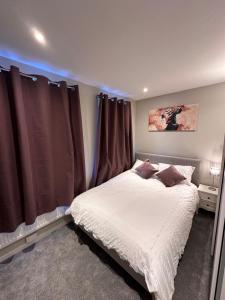 Postel nebo postele na pokoji v ubytování 3 bedroom house Colchester