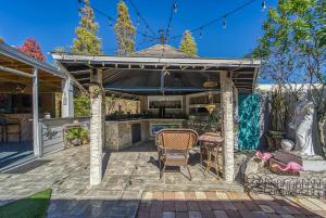 einen Pavillon mit einem Tisch und Stühlen auf einer Terrasse in der Unterkunft Tampa Ybor Bungalow in Tampa