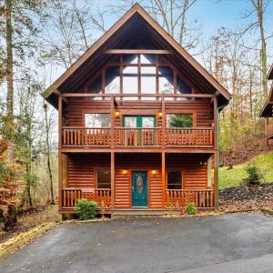 a cabin in the woods with a large deck at Cozy 5BR Cabin Near Dollywood in Pigeon Forge