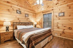 a bedroom with a bed in a log cabin at Cozy 5BR Cabin Near Dollywood in Pigeon Forge +17 photos