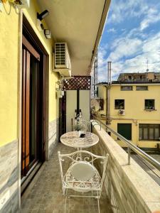 patio ze stołem i krzesłami na balkonie w obiekcie MilanHolidays w Mediolanie