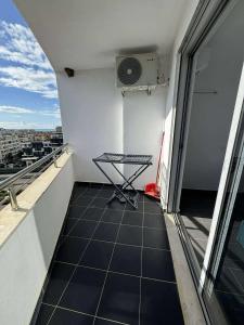 een balkon met een tafel en een ventilator bij Joanon's landscape view in Golem +27 foto's