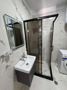 een witte badkamer met douche en wastafel bij Joanon's landscape view in Golem