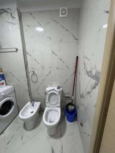 een witte badkamer met een toilet en een wastafel bij Joanon's landscape view in Golem