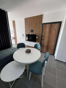 een woonkamer met een tafel, stoelen en een bank bij Joanon's landscape view in Golem