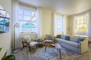 Кът за сядане в Broadway Apartments - Chic & Stylish Urban Stays