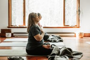 two women sitting on the floor in a yoga class at Auberge Yoga Salamandre in Lac-Brome