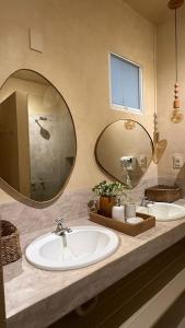 a bathroom with a sink and a large mirror at Apartamento Morro de São Paulo Centro - Mirar in Morro de São Paulo