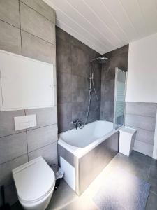 Bilik mandi di StadtRaum mit 3 Zimmer am Rhein