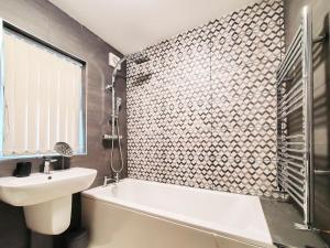a bathroom with a sink and a bath tub and a toilet at Spacious 3 Bedroom Home - Near Nec, Birmingham Airport & Solihull in Birmingham +21 photos