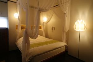 Postel nebo postele na pokoji v ubytování Hotel The Lotus Bali (Adult Only)