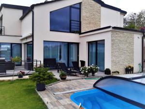 Bazén v ubytování Holiday home in Prague with pool nebo v jeho okolí