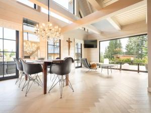 uma sala de jantar com mesa e cadeiras em Villa in Abertamy near Klinovec Ski Resort em Abertamy