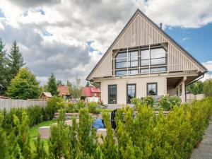uma casa com um telhado de gambrel em Villa in Abertamy near Klinovec Ski Resort em Abertamy