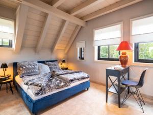 um quarto com uma cama e uma escrivaninha com uma cadeira em Villa in Abertamy near Klinovec Ski Resort em Abertamy