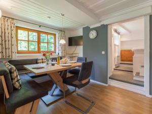 een keuken en woonkamer met een tafel en een bank bij Hütte Taube in Bad Gastein +34 foto's