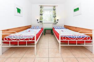 Ένα ή περισσότερα κρεβάτια σε δωμάτιο στο Ferienwohnung Muschel 1 mit Terrasse und Garten, Bensersiel
