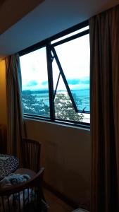 Habitación con ventana con mesa y vistas. en Tropical Business, en Manaus