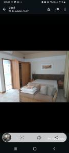 Una foto de un dormitorio con sofá y cama en Tropical Business, en Manaus