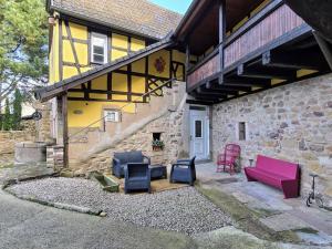 EichhoffenStudio Route des Vins d 'Alsace的一组椅子坐在大楼外