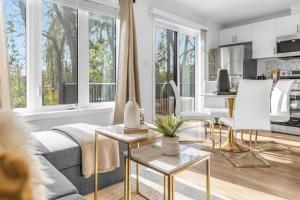 Kuchyň nebo kuchyňský kout v ubytování BRAND NEW and Stylish 2BR Suite With Sofa Bed, Located 7 Mins From Niagara Falls and can Sleep 6 Guests