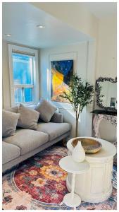 多伦多Cozy Private 1BHK Apt on main floor的带沙发和桌子的客厅