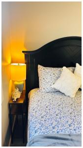 Cozy Private 1BHK Apt on main floor客房内的一张或多张床位