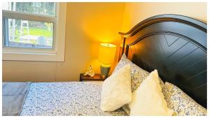 Cozy Private 1BHK Apt on main floor客房内的一张或多张床位