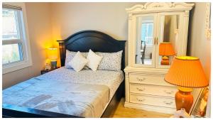 Cozy Private 1BHK Apt on main floor客房内的一张或多张床位