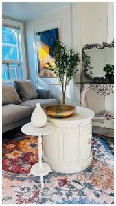 Cozy Private 1BHK Apt on main floor的休息区