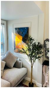 多伦多Cozy Private 1BHK Apt on main floor的客厅里有一张沙发，墙上挂着一幅画