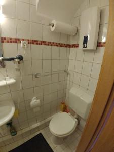 Koupelna v ubytování Ferienwohnung in Rüdesheim mit Rheinblick, Pension Le + 4 fotografie